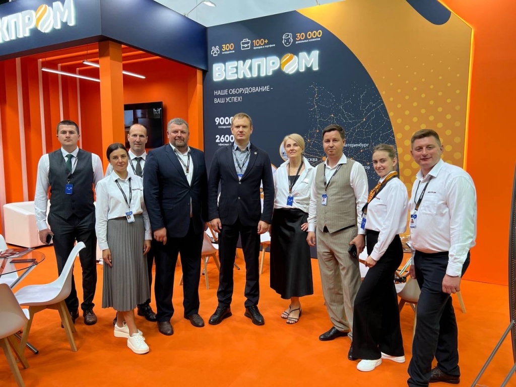 Коллектив компании ВЕКПРОМ во главе с генеральным директором Фроловым В.С. на выставке ИННОПРОМ 2023