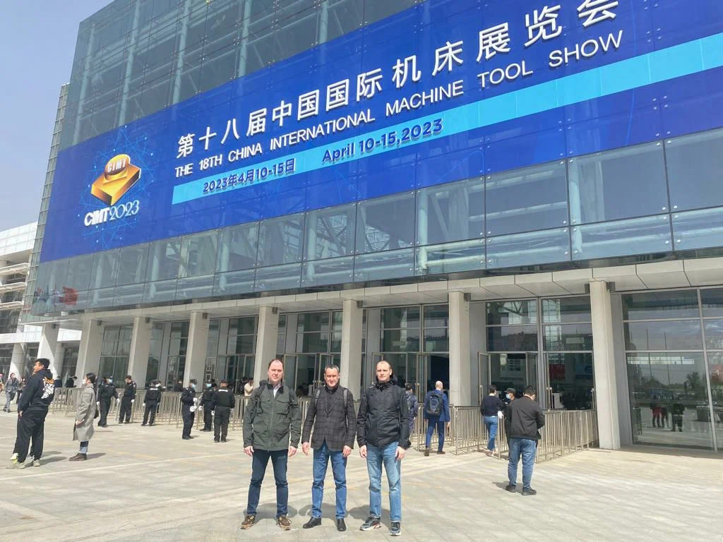 Совместное фото сотрудников ВЕКПРОМ в командировку на Китайские заводы по производству металлообратывающих станков