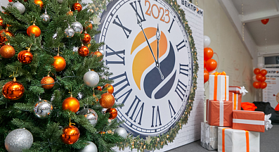 Новогодняя елка и часы в фирменных цветах ВЕКПРОМ